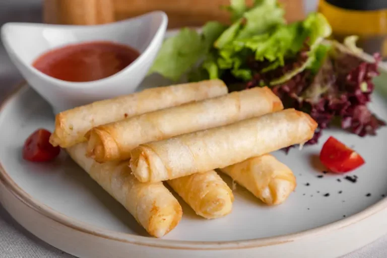 Crispy spring rolls with lettuce and a dipping sauce